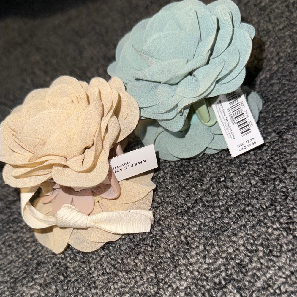American Eagle Beige and Light Blue Floral Hair Clips - Picture 3 of 3